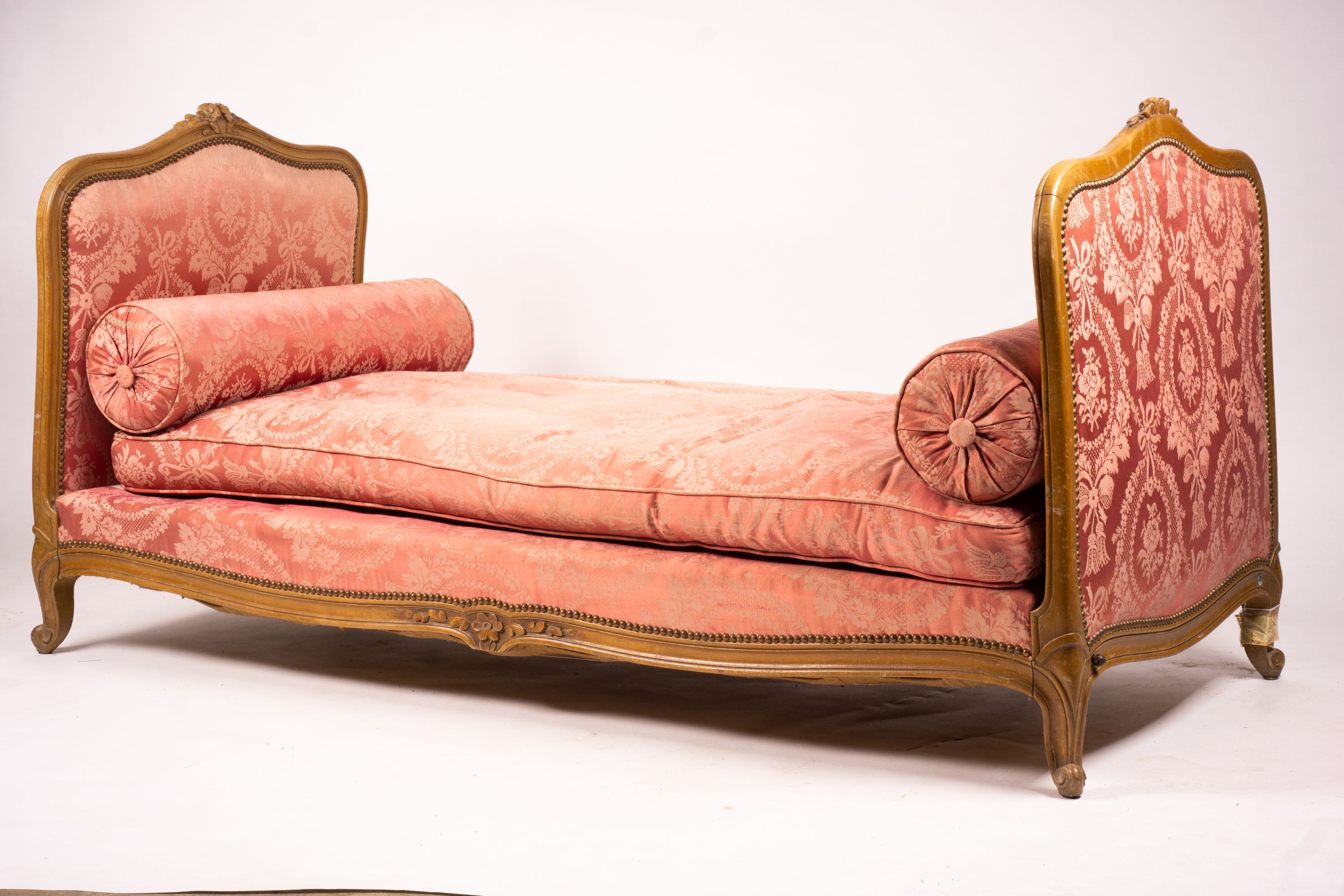 An early 20th century French carved beech daybed, length 174cm, depth 80cm, height 88cm